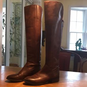 Arturo Chianti’s brown leather boots